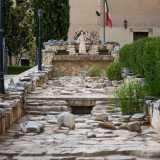 ...oltre a una fontana a cascata con la statua di San Francesco